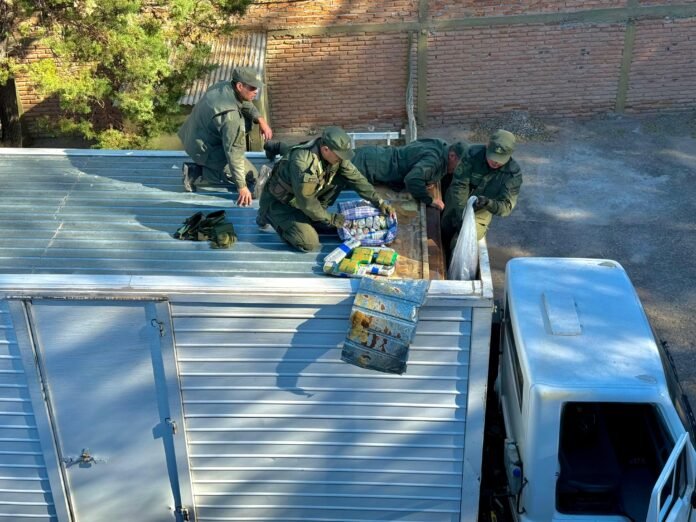 Creó compartimientos en el techo y acoplado de un camión para ocultar 350 kilos de hojas de coca (1)