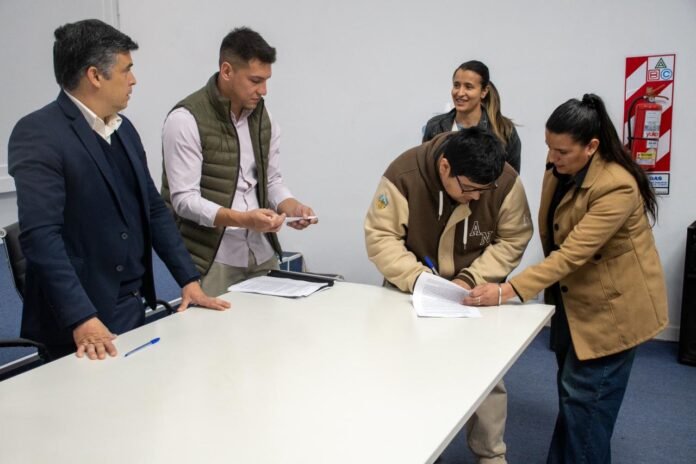 Educación firmó convenios para prácticas profesionalizantes con empresas agroindustriales de Capayán