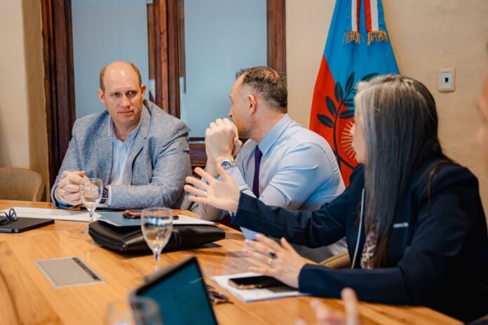 El ministro Juan Marchetti junto a las autoridades del Banco Nación